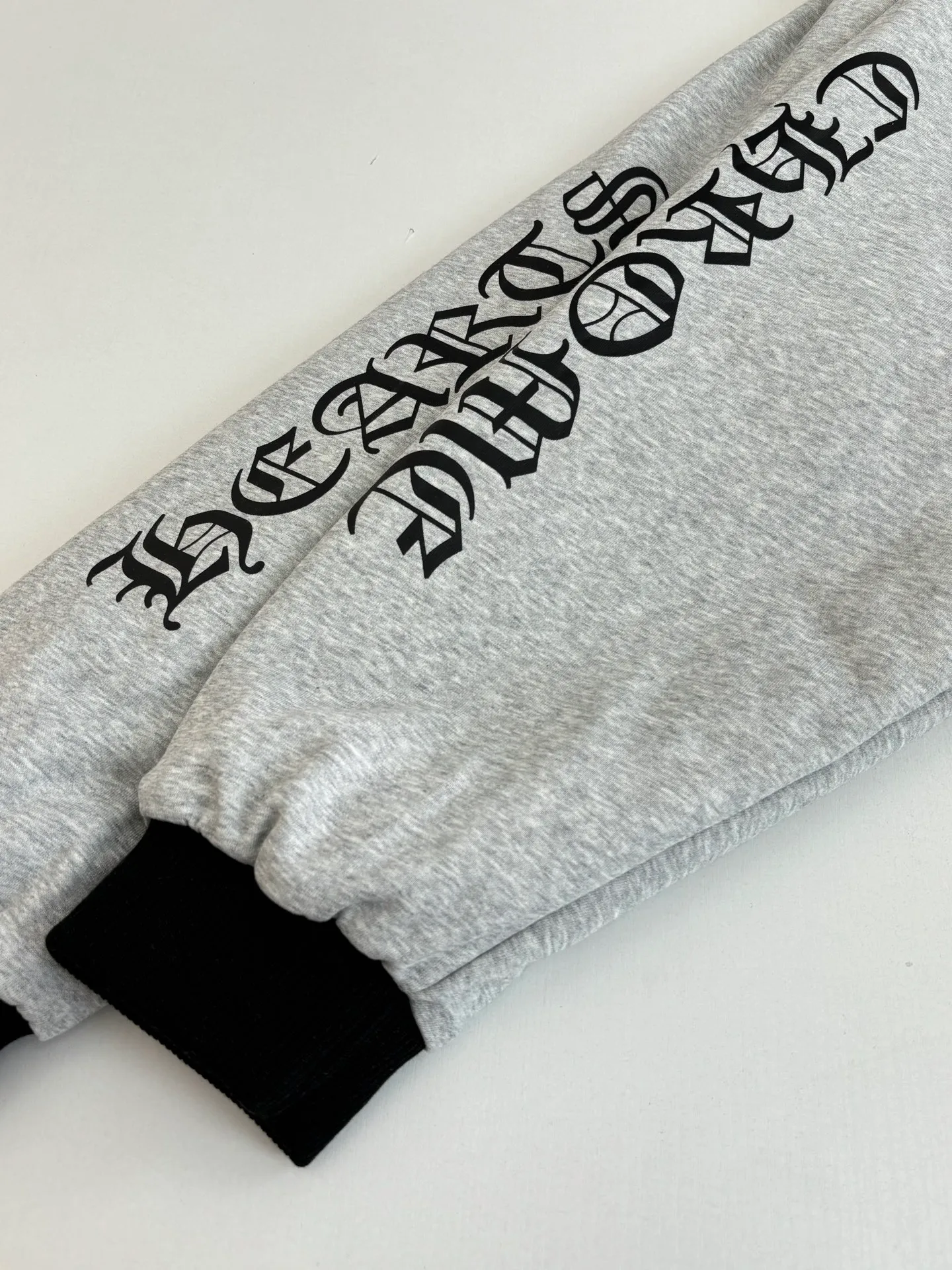 P850 Chrome Heart*/Chrome Heart 25 new style Horseshoe print double-sided hooded cotton jacket. The original domestic spot purchase is 3.98W. The development cost is extremely high. The front is made of jacquard woven fabric. The minimum order quantity is 1000 meters. The other side is gray yarn 260 grams. All developed and customized according to the original version. Refuse to use off-the-shelf wrong fabrics. Four layers of thickness blessing. You can survive the winter in one piece (one layer of gray knitted lining, two layers of gall fabric, and one layer of down cotton) Size：S/M/L